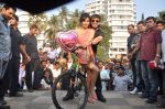 Vivek Oberoi Proposes Neha Sharma for Jayantabhai ki love story promotions in Bandra, Mumbai on 13th Feb 2013 (37).JPG